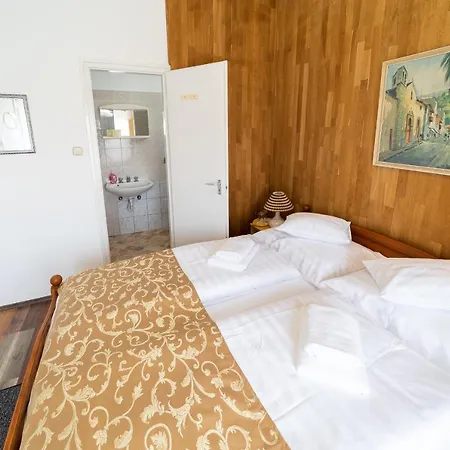 לינה וארוחת בוקר Lotus